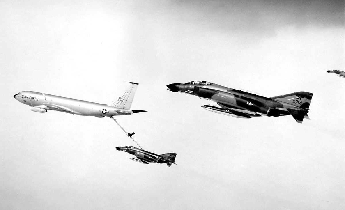 Dikkers_KC-135_3xF-4_BW